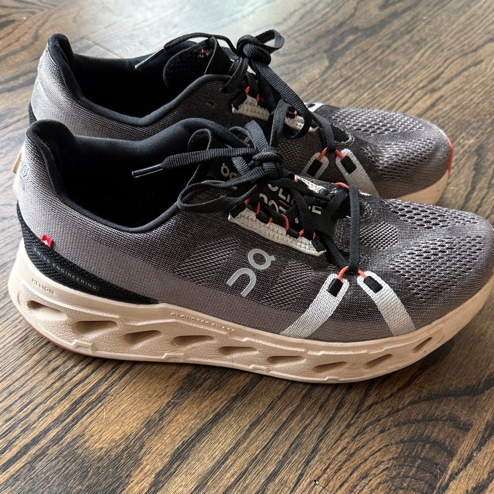 On Running Women’s Cloudsurfer Black and Gray Athletic Shoes size 10